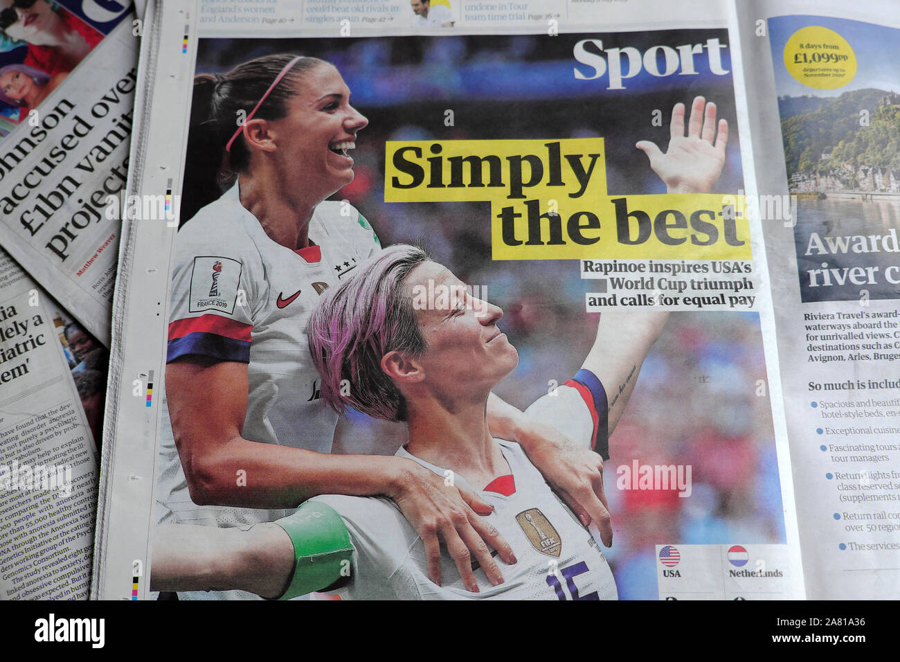Ganadores de la Copa Mundial de Fútbol femenino de los Estados Unidos en Lyon Francia Morgan y Rapinoe celebran su victoria en la sección Sport del periódico Guardian Londres, Reino Unido Foto de stock