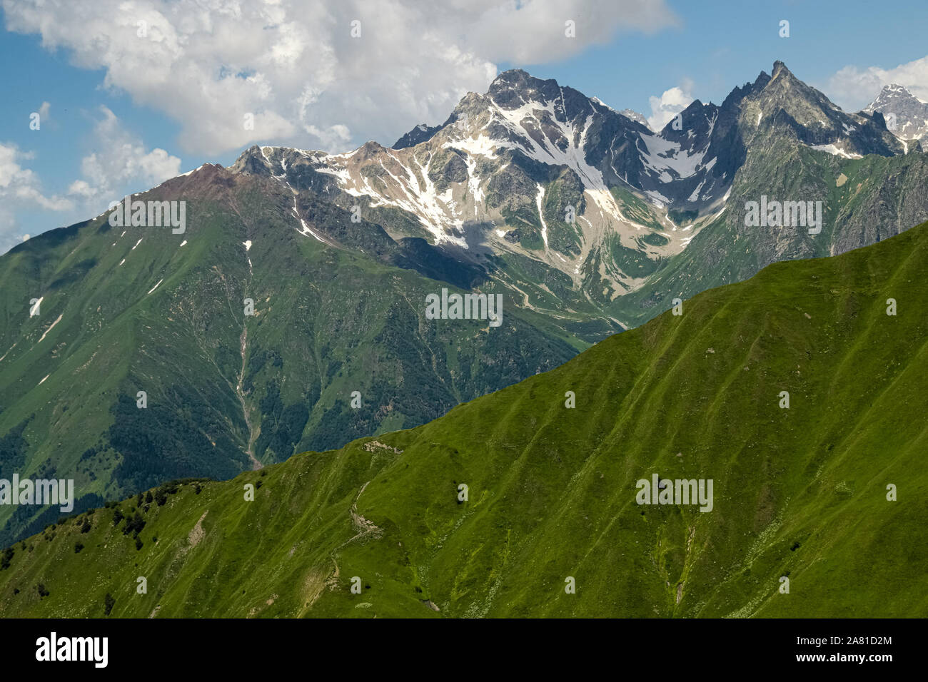 Laderas verdes de la cordillera del Cáucaso en el Alto Svaneti, Georgia. Hermoso paisaje de montaña de verano. Foto de stock