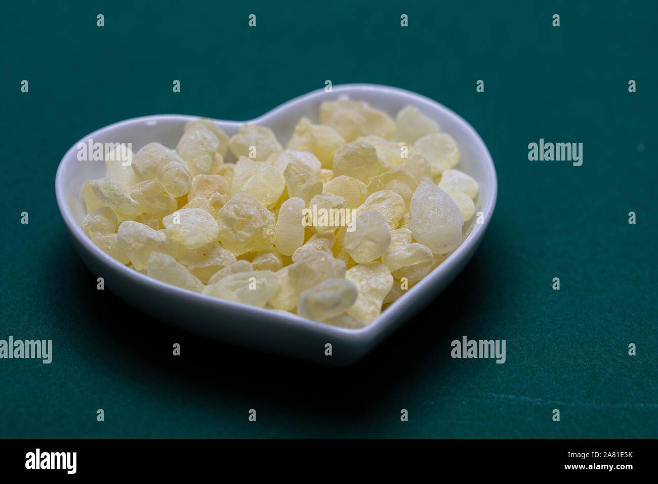 Masilla lágrimas de resina. Chios masilla en un recipiente blanco con