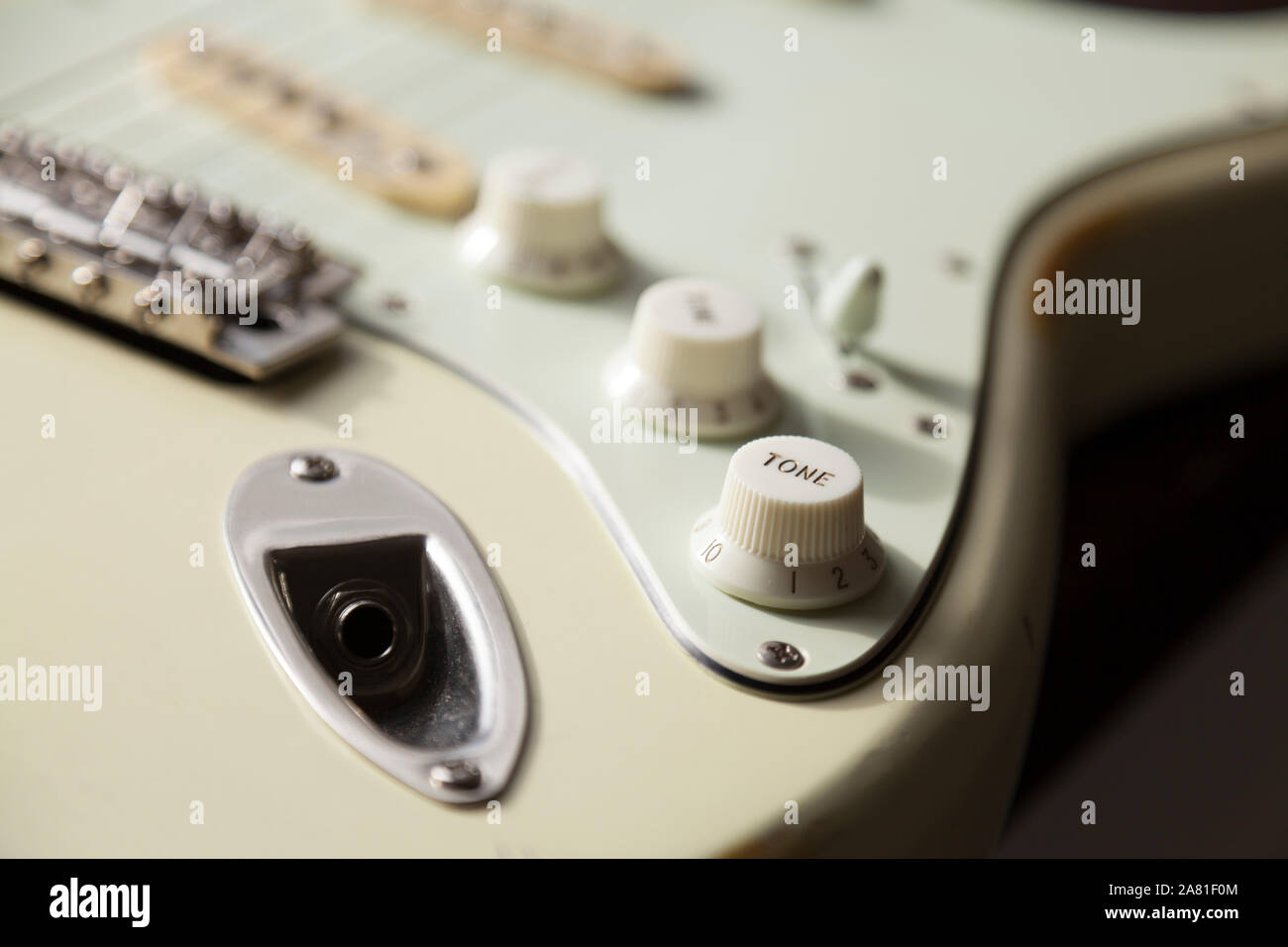 Guitarra eléctrica en blanco cremoso cercano con botones y controles  Fotografía de stock - Alamy
