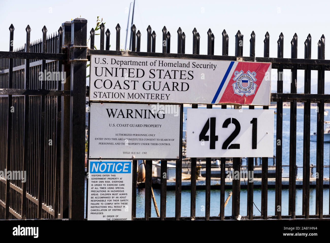 Señal de advertencia sobre la valla de la Guardia Costera estadounidense pier compuesto, Fishermans Wharf, Monterey, California, Estados Unidos de América. Foto de stock