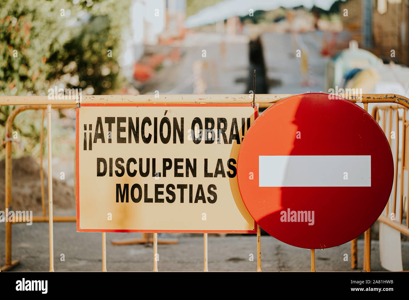 Señal de tráfico prohibido el paso y vallas de obras con la frase en  español "Atención obras, disculpen las molestias Fotografía de stock - Alamy