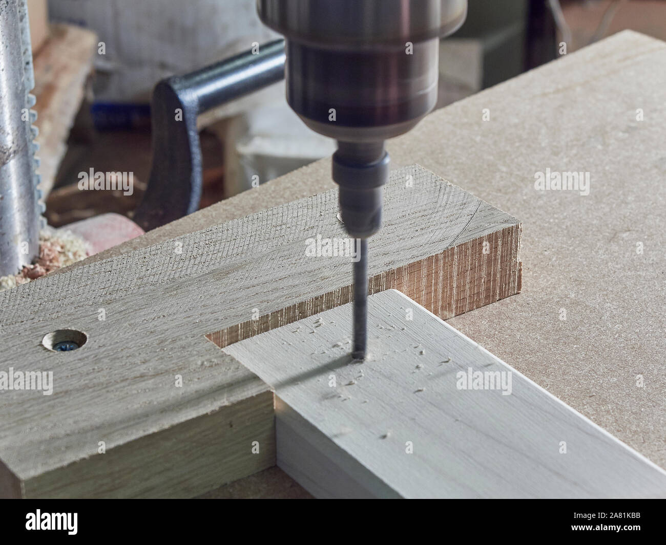 De cerca una broca y un mandril que pertenece a un taladro de pie que se utilizan para hacer un agujero en un trozo de Tulipwood en un taller de carpinteros, REINO UNIDO Foto de stock