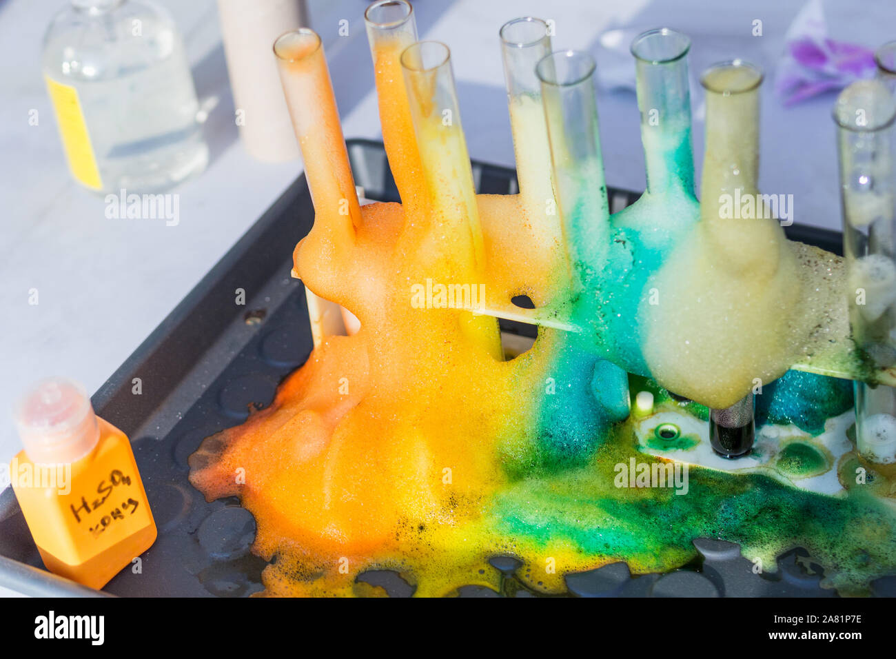 Tubos de ensayo de vidrio con líquido y coloridos espuma en Science Research Lab. Experimento fallido concepto Foto de stock