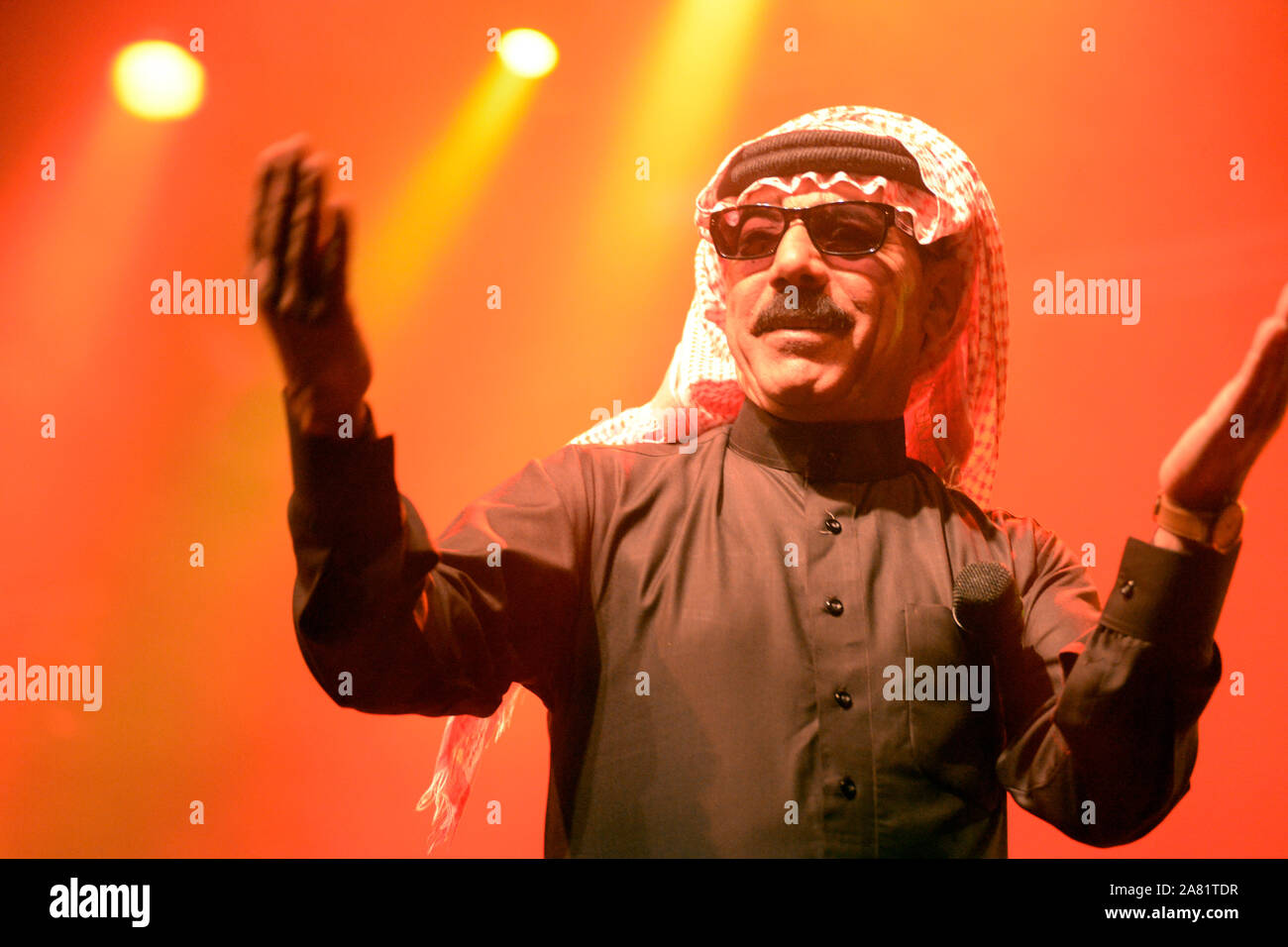 Cantante sirio Omar Souleyman interpretando en vivo. Foto de stock
