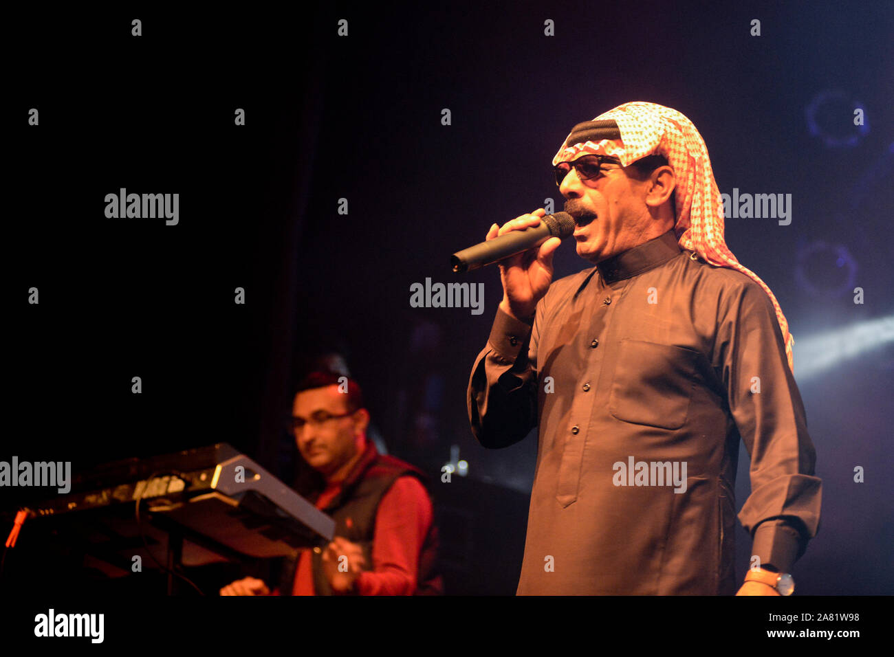 Cantante sirio Omar Souleyman interpretando en vivo. Foto de stock