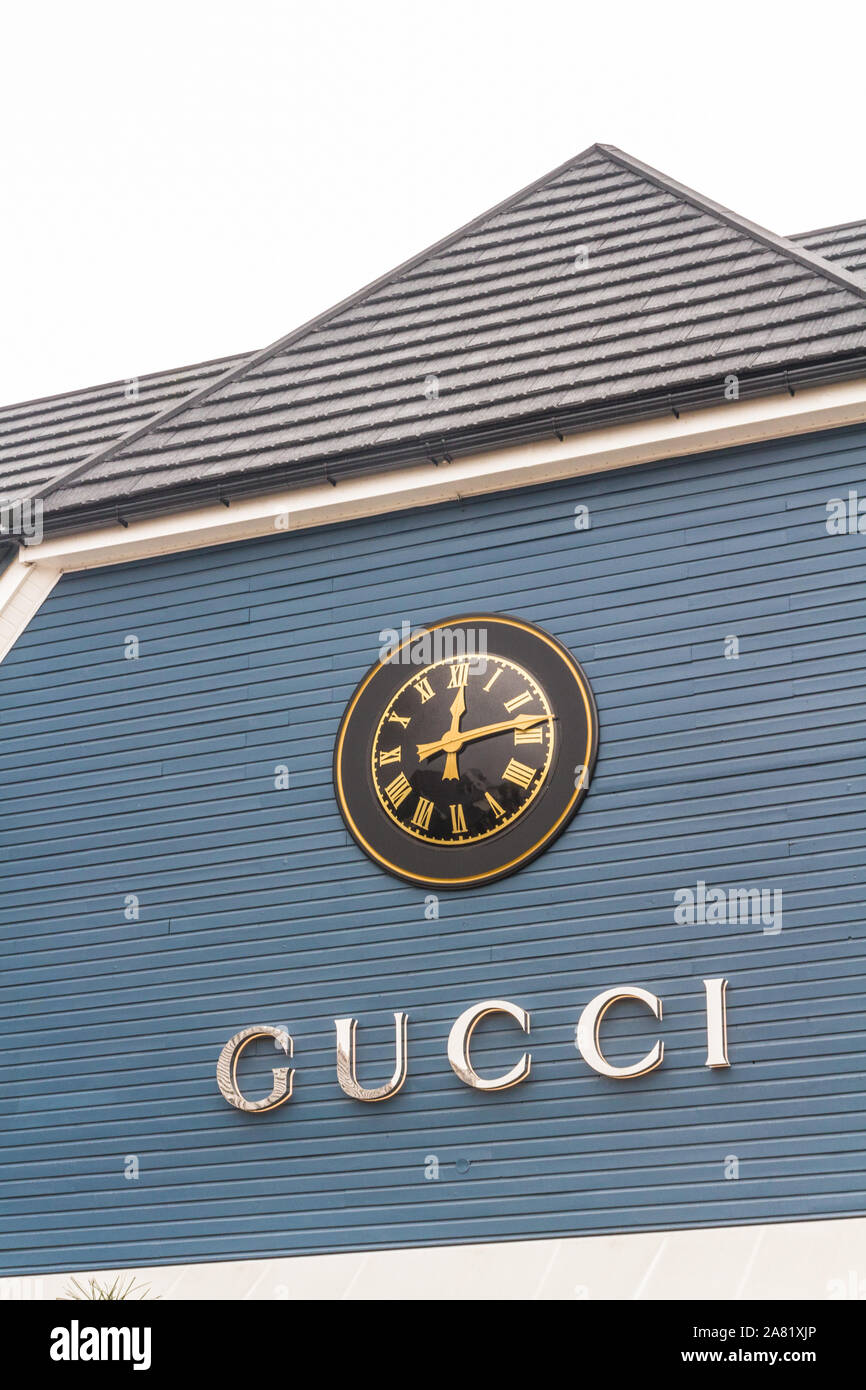 Bicester Village Outlet Shopping, Inglaterra , signo o logotipo de Gucci,  retrato, en abril 04 de 2019 en el Reino Unido Fotografía de stock - Alamy