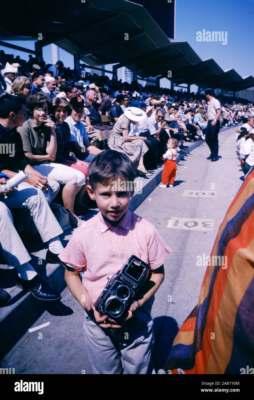 LOS ANGELES, CA - 15 de junio: Un niño pequeño tiene una cámara en el pabellón durante los Houston Colt 45's y Los Angeles Dodgers juego el 15 de junio de 1962 en el Dodger Stadium en Los Angeles, California. (Foto por Hy Peskin) Foto de stock