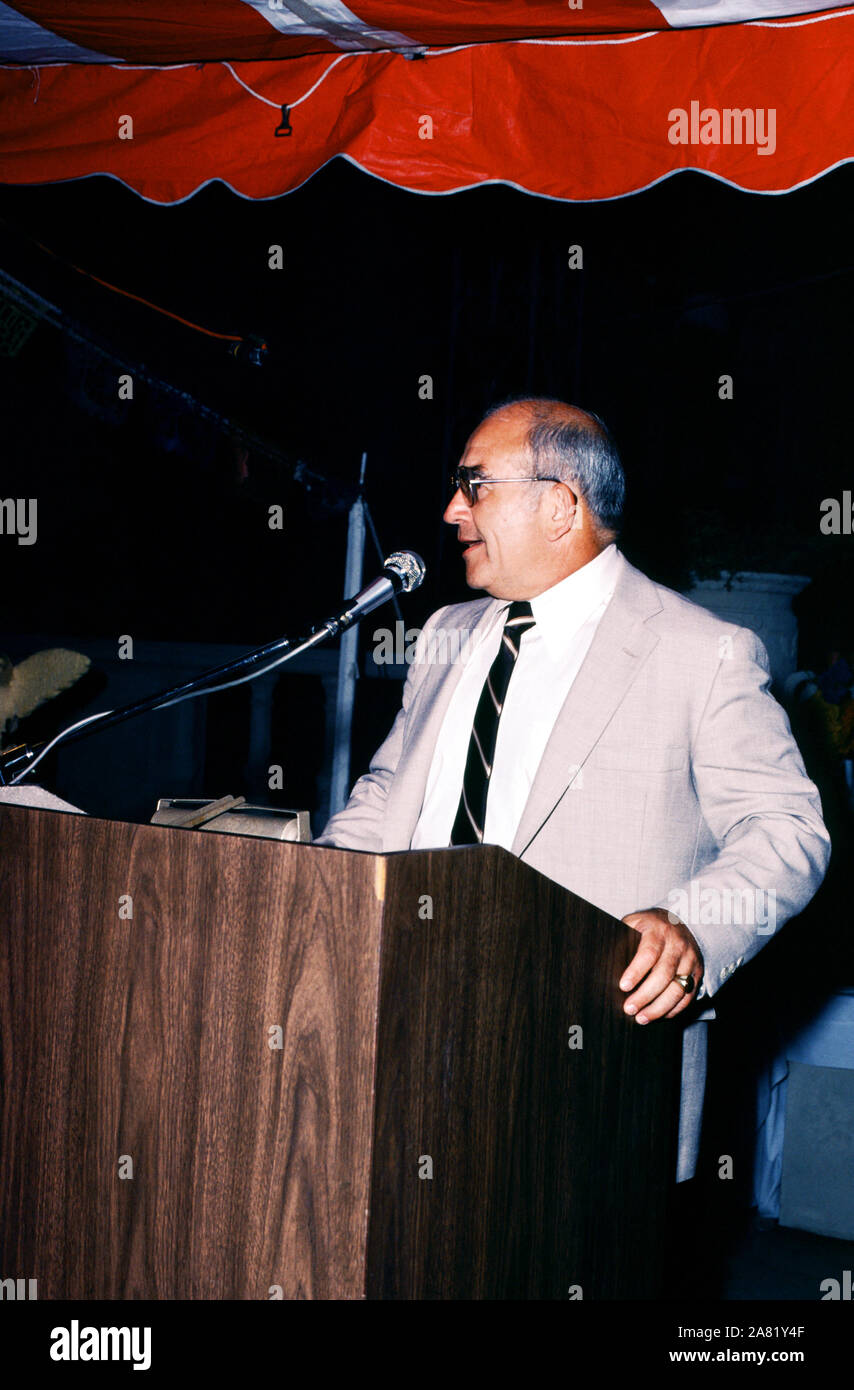 Julio de 1980: el actor Ed Asner, habla en un evento circa Julio, 1980. (Foto por Hy Peskin) *** Local Caption *** Ed Asner Foto de stock