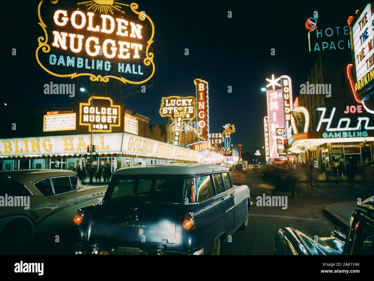 LAS VEGAS, NV - 1958: Vista General del Centro de Las Vegas, desde la calle Fremont mirando el Golden Nugget Gambling Hall, el Mint, Pioneer Club, Lucky Strike, El Club De Las Vegas y el Hotel Apache circa 1958 en Las Vegas, Nevada. (Foto por Hy Peskin) Foto de stock