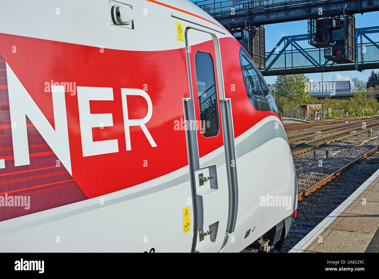 Una nueva unidad de tren Azusa en Lincoln la estación de sol otoñal. Foto de stock