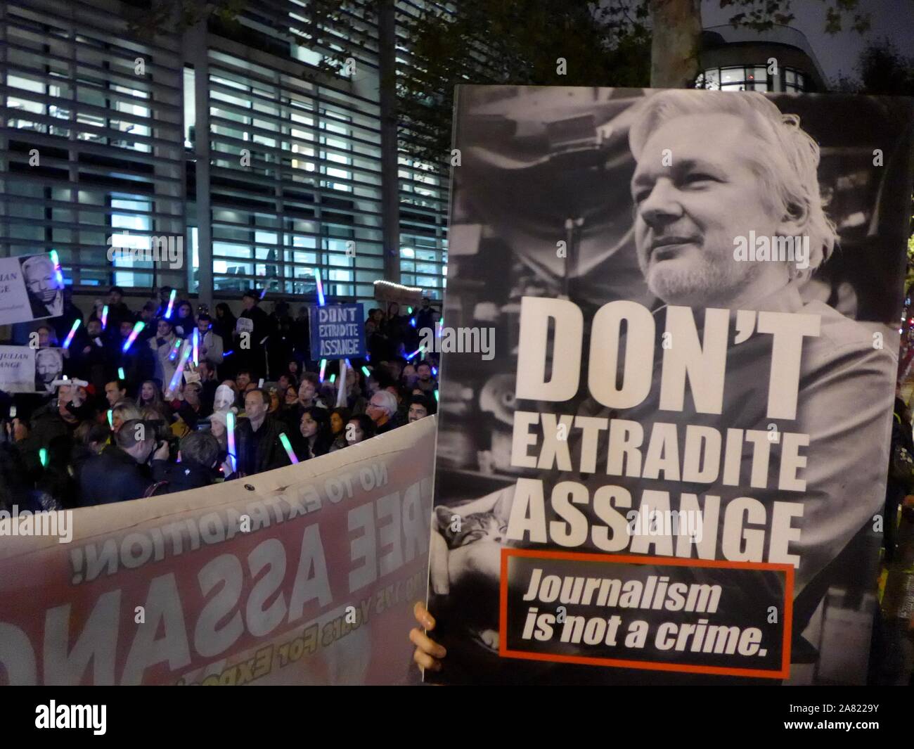 Manifestación en apoyo de Julian Assange fuera de la oficina en casa en fogata noche el 05 de noviembre de 2019 Foto de stock