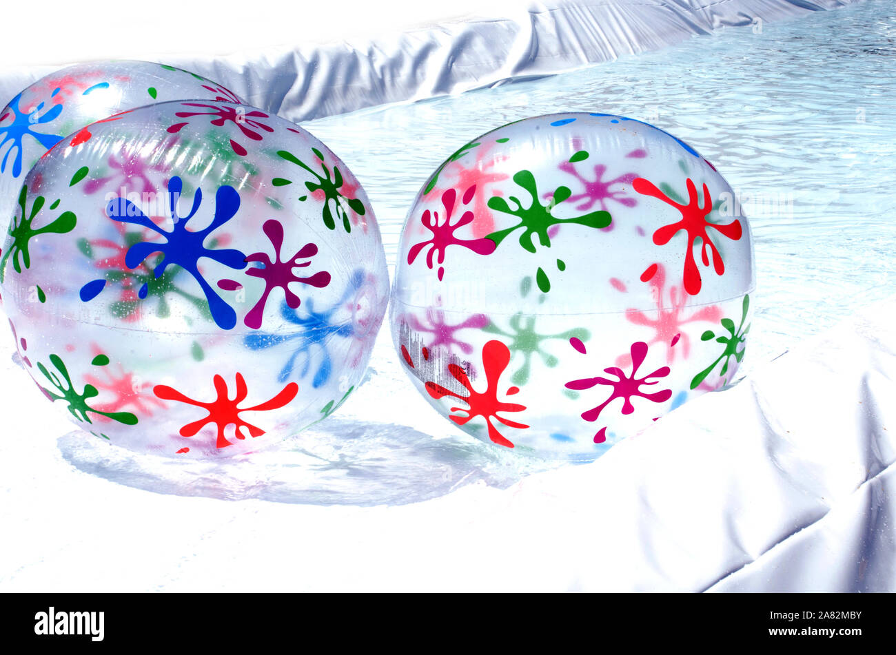Pelotas de playa inflables multicolores en una pequeña piscina llena de  agua Fotografía de stock - Alamy