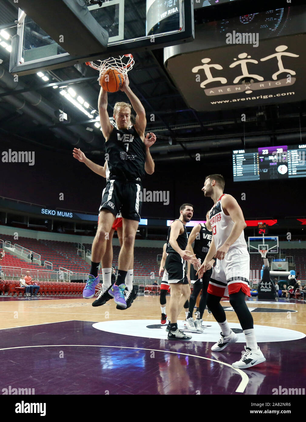 Riga, Letonia. 5 nov, 2019. Roberts Freimanis (L) del VEF Riga controla el balón durante el partido en el grupo C de la Liga de Campeones de Europa de Baloncesto en Riga, Letonia, el 5 de noviembre, 2019. Crédito: Edijs Palens/Xinhua/Alamy Live News Foto de stock