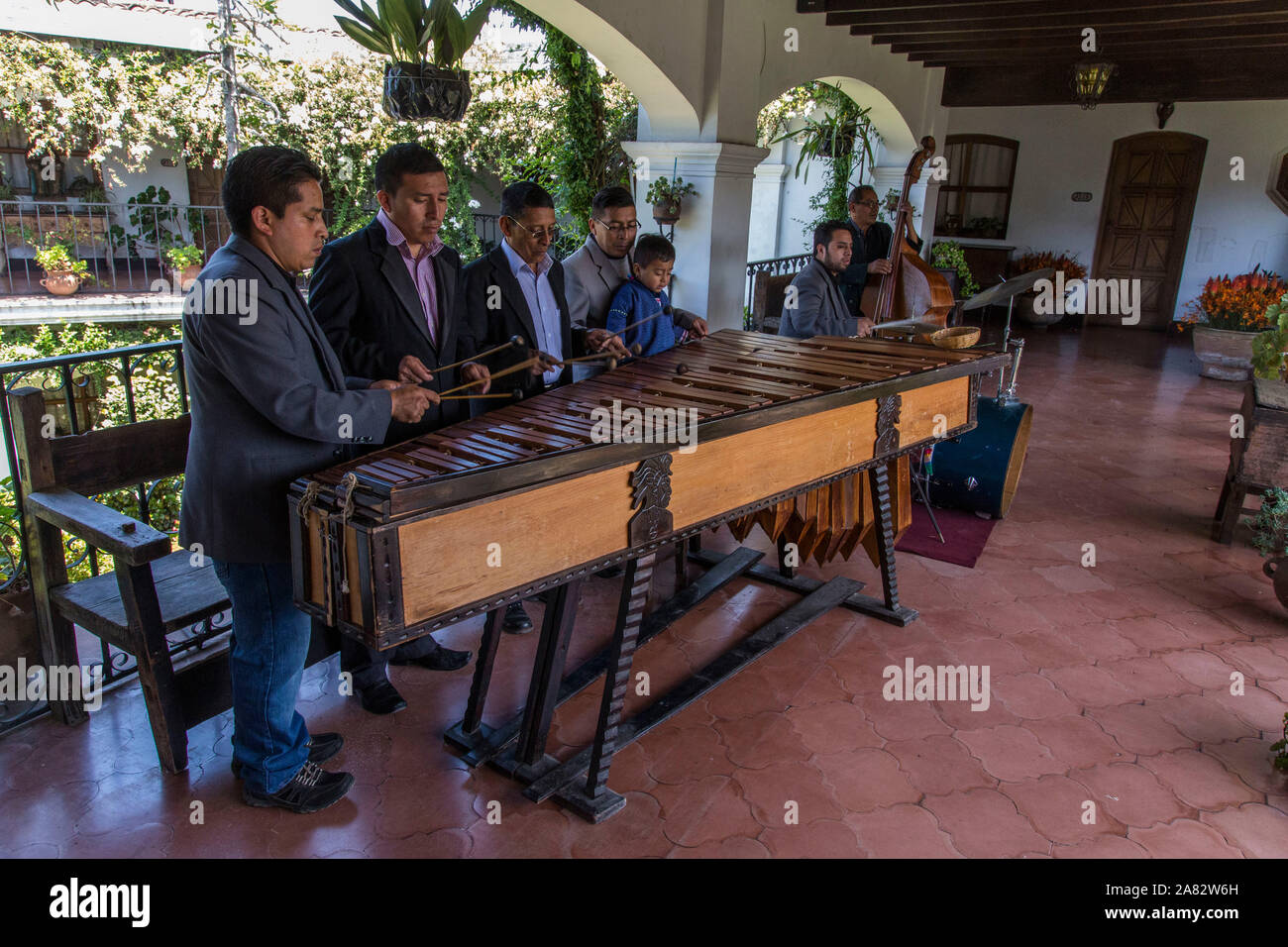 Marimba banda toca música tradicional en el Hotel Santo Tomas en