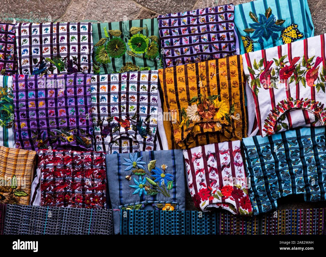 Blusas bordadas a mano para la venta fotografías e imágenes de alta  resolución - Alamy
