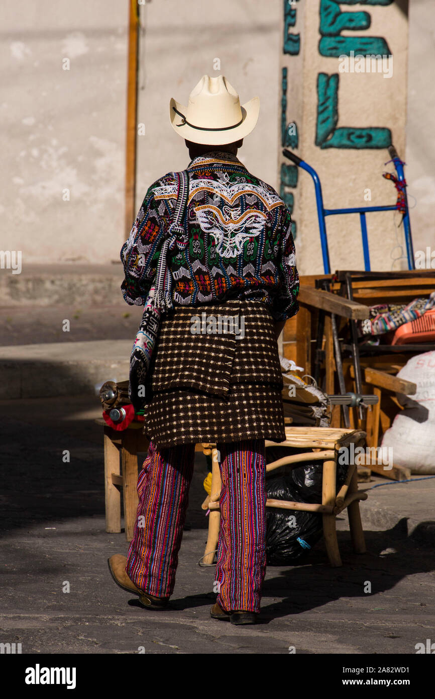 Un hombre vestido con el traje tradicional de Sololá, Guatemala, incluyendo  bat-estilizado diseño camiseta y la rodillera en su cintura y pantalón  rayado Fotografía de stock - Alamy