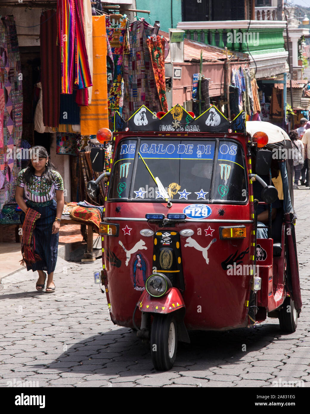 Un Mototaxi Transporte Publico Barato En Una Calle De Adoquines