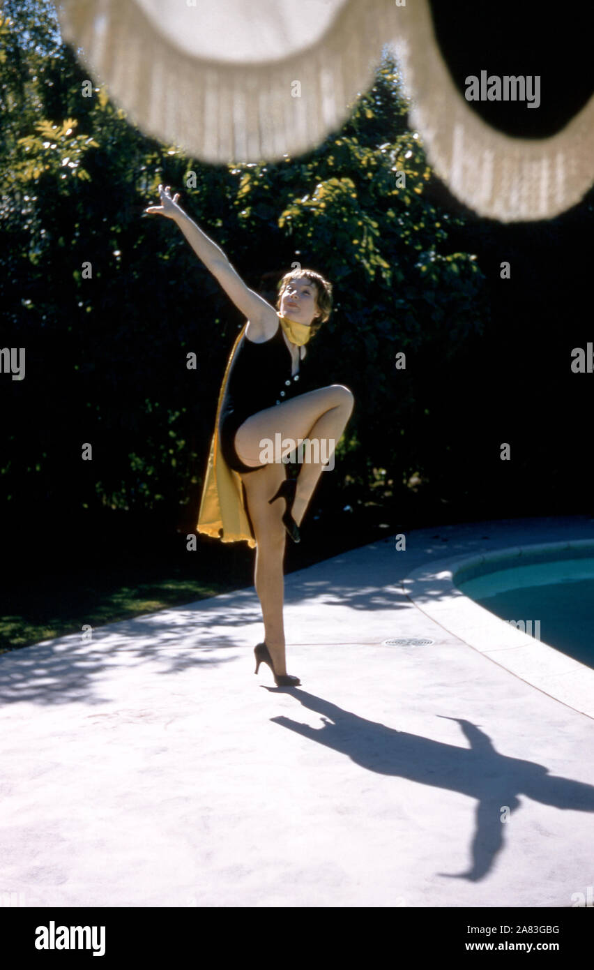 1958: actriz estadounidense de cine y televisión Shirley MacLaine posa para un retrato durante una sesión de retrato junto a una piscina circa 1958. (Foto por Hy Peskin) *** Local Caption *** Shirley MacLaine Foto de stock