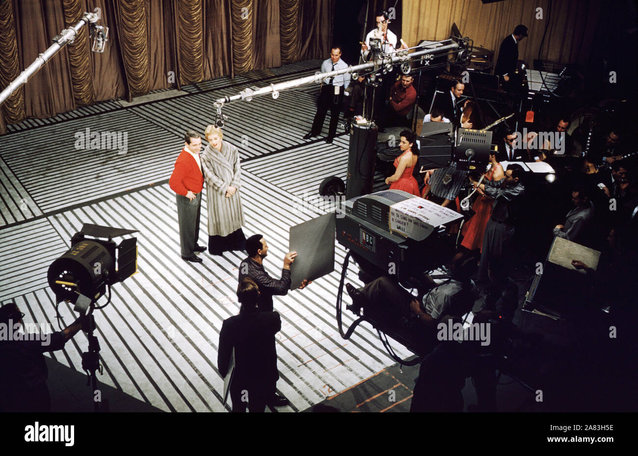 NEW YORK, NY - 1957: cantante y personalidad de la televisión estadounidense Perry como (1912-2001) y la actriz americana, comediante y cantante Judy Holliday (1921-1965) realiza en el escenario durante "el Perry como Show' circa 1957 en Nueva York, Nueva York. (Foto por Hy Peskin) *** Local Caption *** Perry como;Judy Holliday Foto de stock