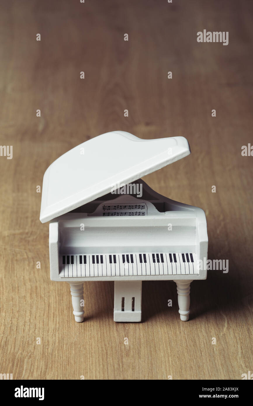 Música de piano de madera blancos diminutos cerrar aún en un fondo de  madera Fotografía de stock - Alamy