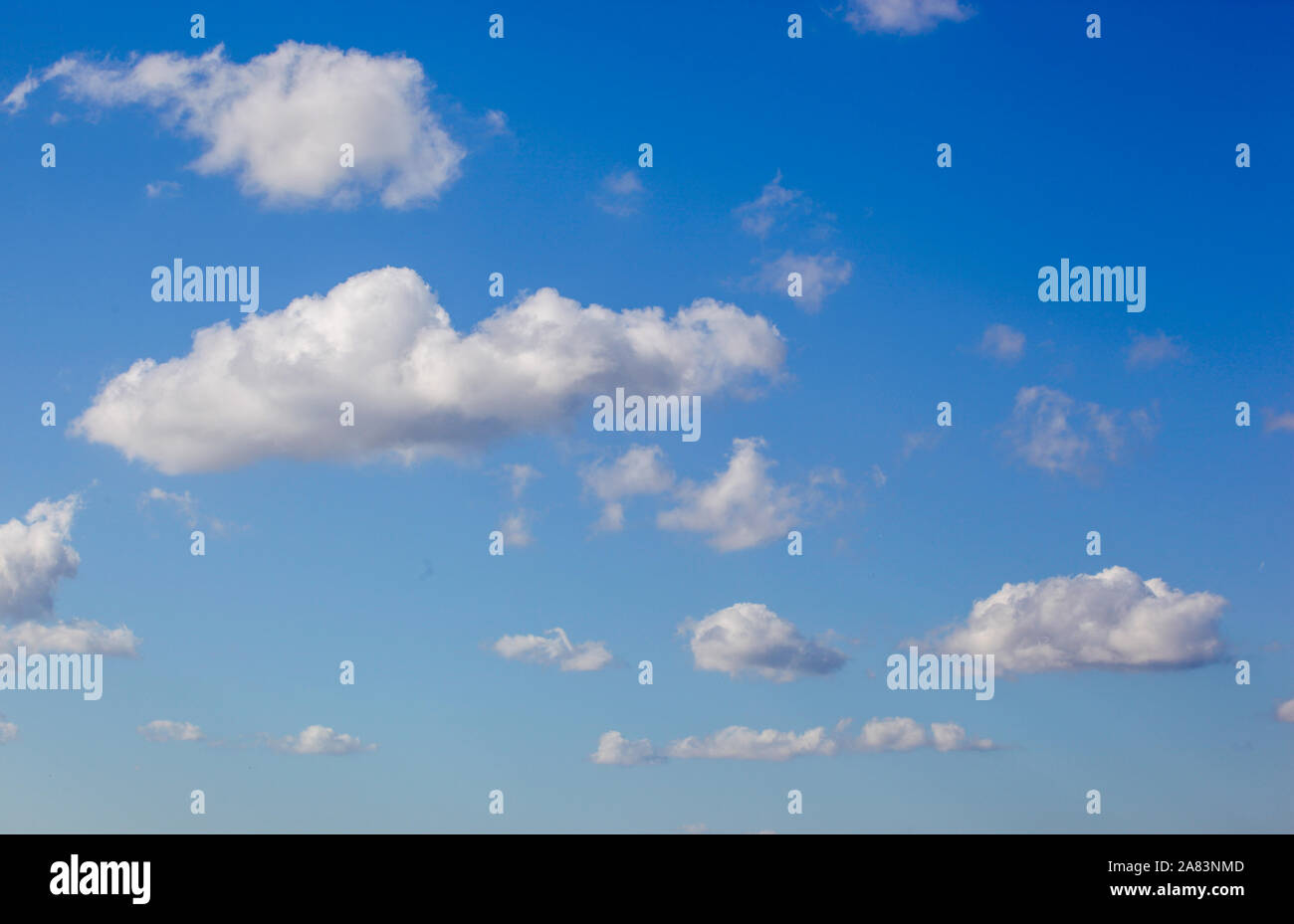 Ángulo de visión baja de las nubes en el cielo azul Foto de stock