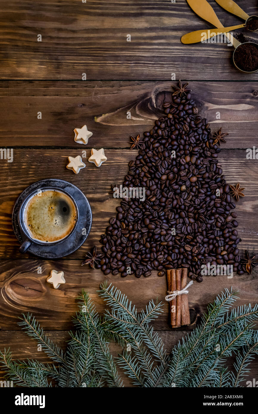Árbol de Navidad hecho de granos de café en la mesa de madera. Fondo de  Navidad Fotografía de stock - Alamy