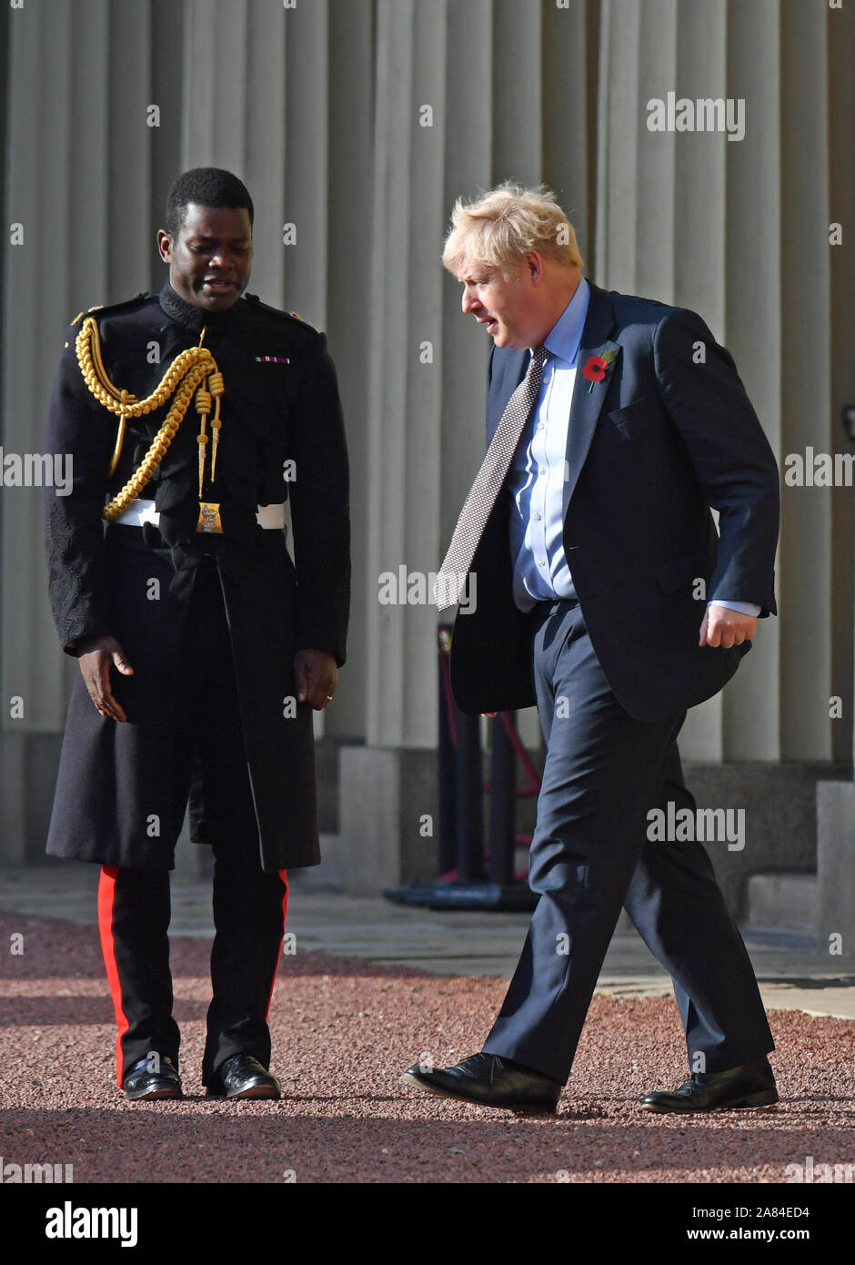 El Primer Ministro Boris Johnson pasa el Queen's palafrenero, Nana Kofi  Twumasi-Ankrah importantes, como él deja el Palacio de Buckingham en  Londres después de una audiencia con la reina Isabel II antes