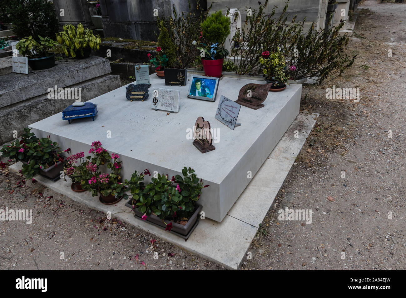 Una tumba de Gilbert Becaud, un cantautor francés, en el cementerio de Père Lachaise, París Foto de stock
