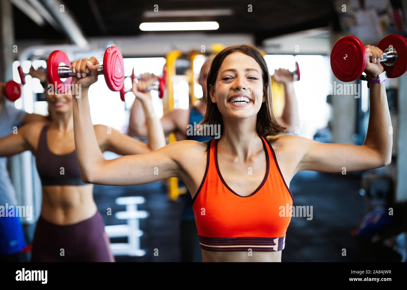 Colocar hermosas mujeres trabajando en el gimnasio Foto de stock