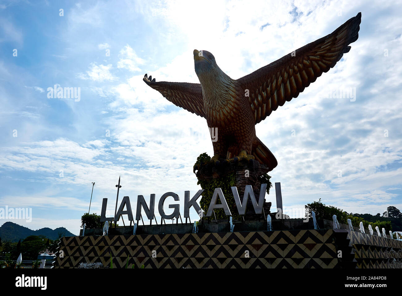 Langkawi, Malasia - 10 de octubre de 2019. La plaza del águila en Langkawi, cerca del puerto de Kuah. Esta gigantesca estatua de águila es el símbolo de la isla de Langkawi Foto de stock