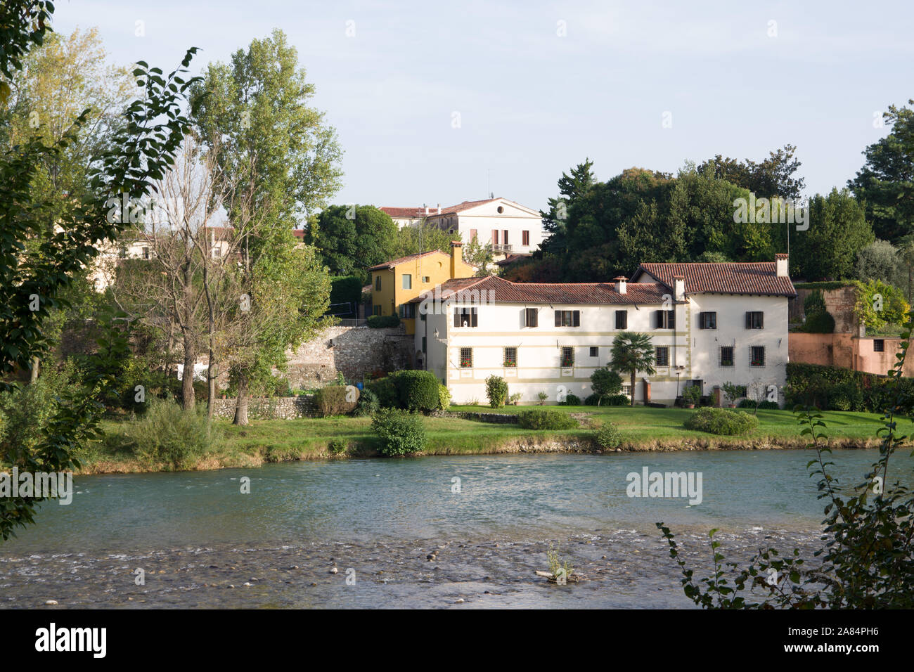 Bassano del Grappa, Italia, 10/22/2019 , vista de los edificios en el lado este del río Brenta en Bassano del grappa. Foto de stock