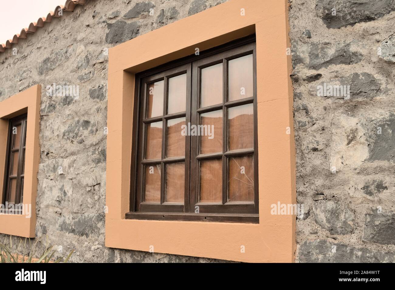 Ventanas Enmarcadas De Piedra Fotos E Imagenes De Stock Alamy