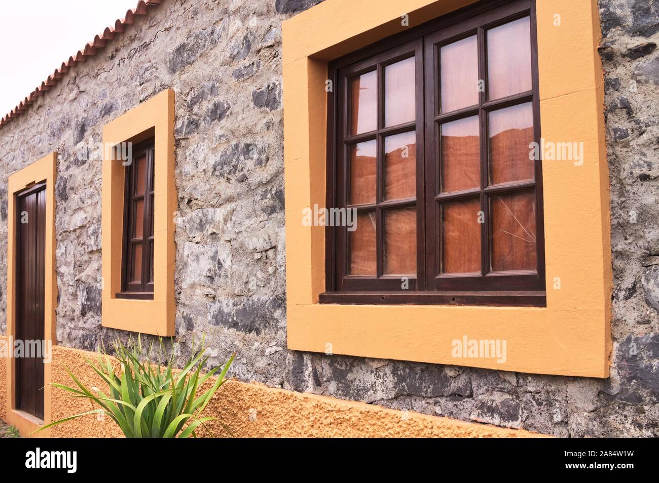 Ventanas Enmarcadas De Piedra Fotos E Imagenes De Stock Alamy