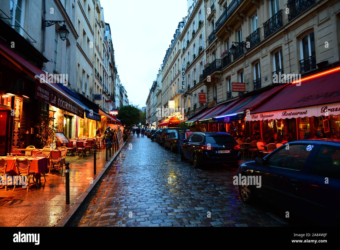 Otoño lluvioso por la noche en la calle de París Foto de stock