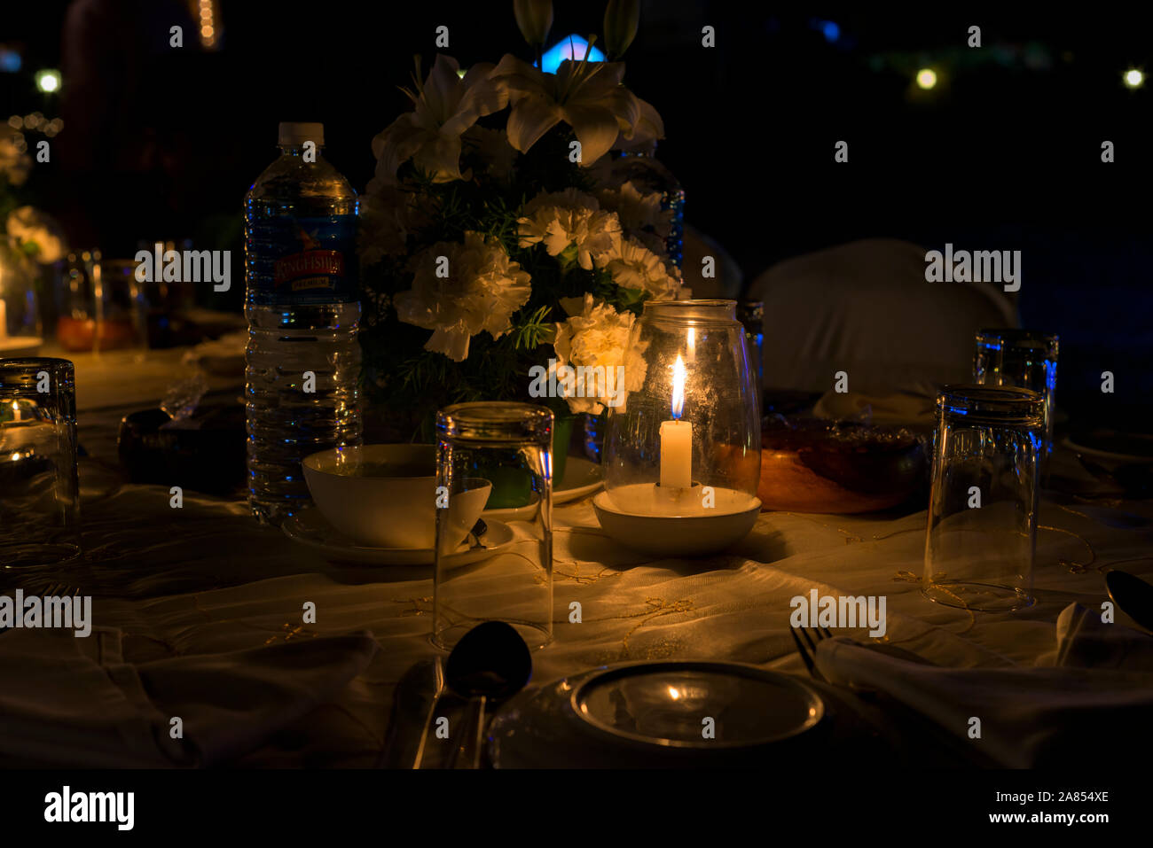 Night Shot de mesa de cena a la luz de las velas en el lujoso resort en la orilla del mar. La Calypso, Baga Beach, Goa, India. Foto de stock