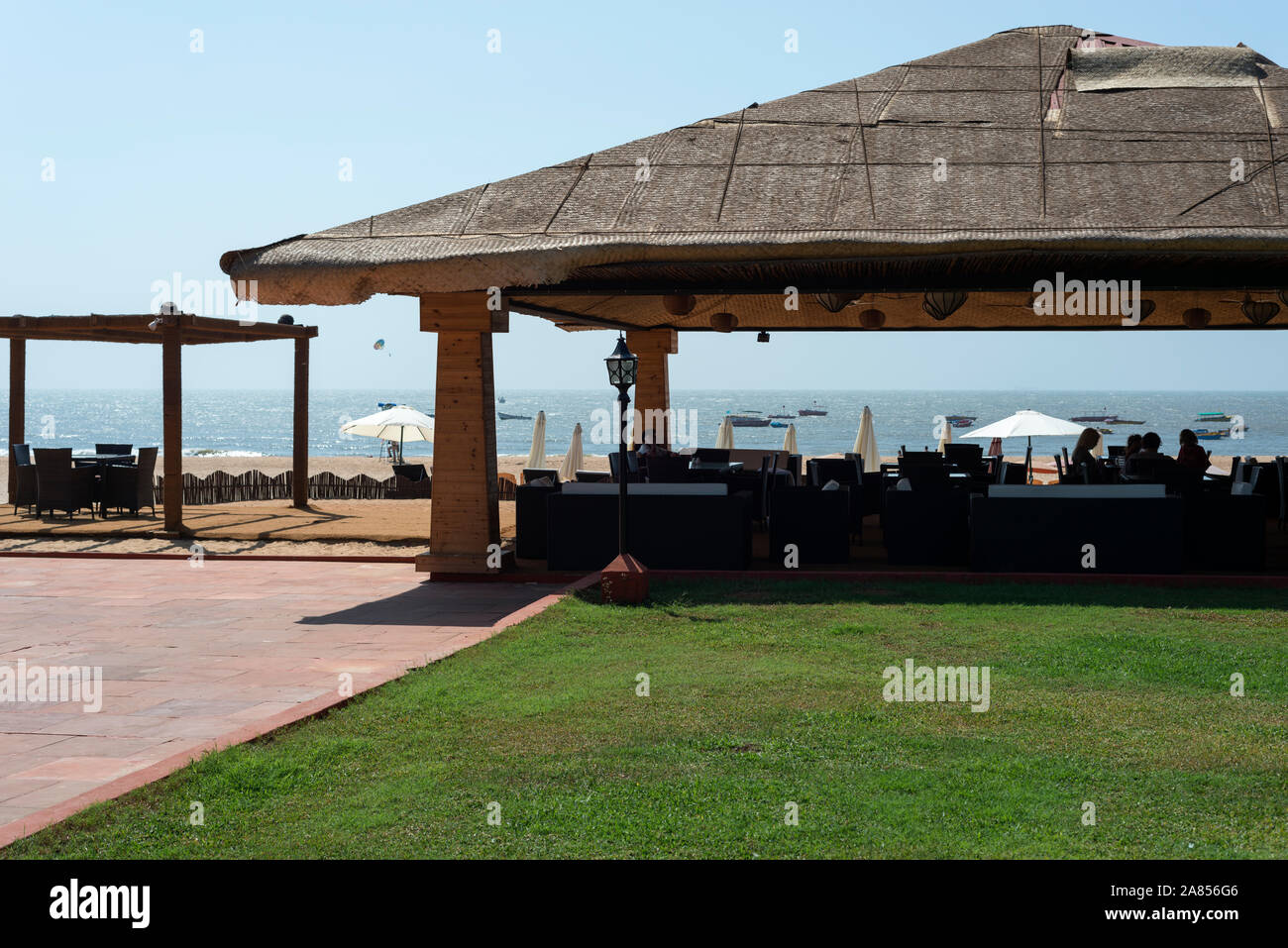 Disparo de salón de jardín, césped, restaurante, bar, mar, sombrillas en  exclusivo resort de lujo. La Calypso, Baga Beach, Goa, India Fotografía de  stock - Alamy