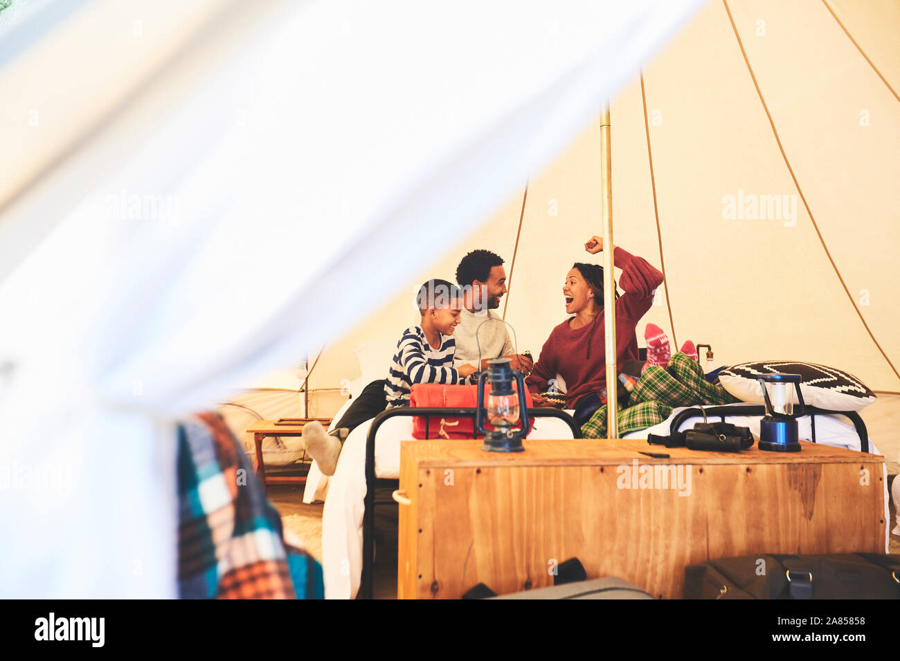 Familia Feliz relajante en camping yurt Foto de stock
