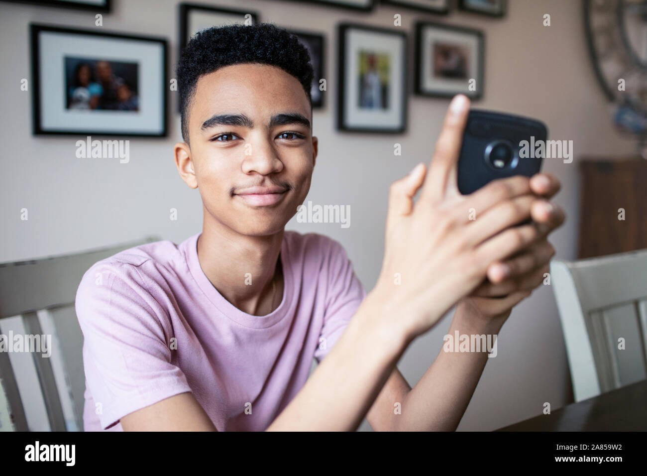 Retrato seguros adolescente utilizando teléfonos inteligentes. Foto de stock