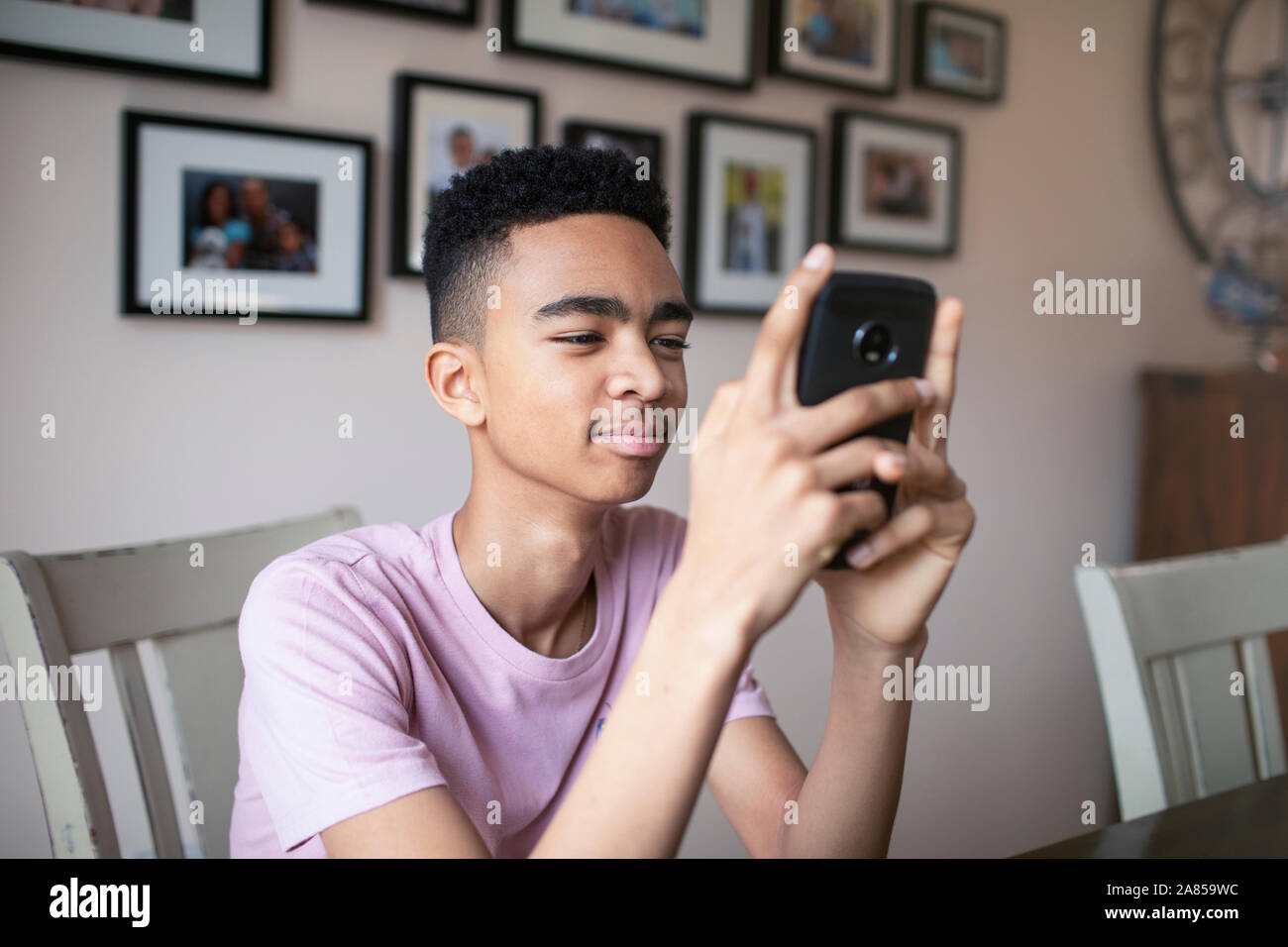 Adolescente con teléfonos inteligentes. Foto de stock
