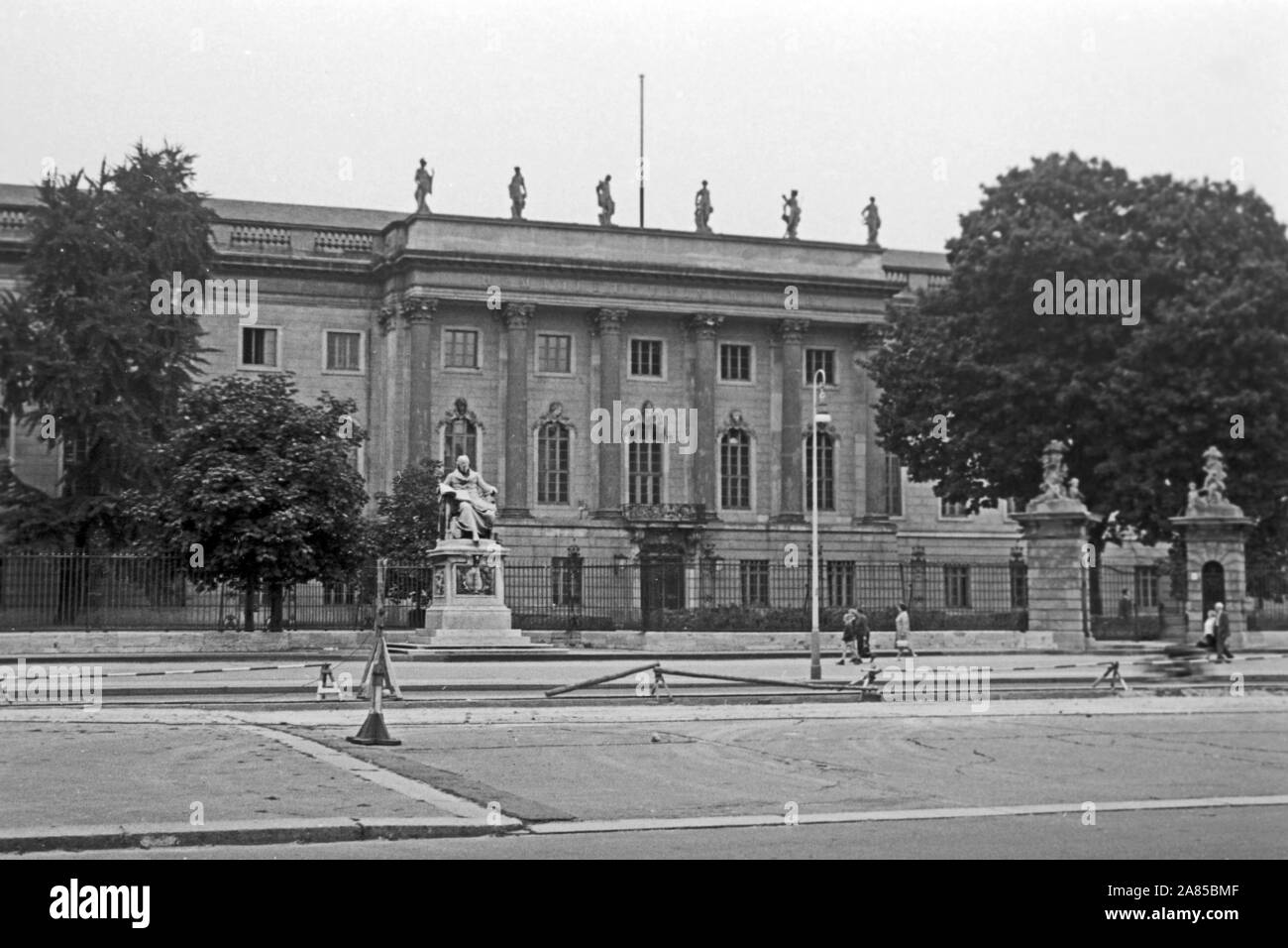 Wilhelm von Humboldt Denkmal vor der Humboldt Universität de Berlín, Alemania 1961. Universidad de Humboldt en Berlín, Alemania 1961. Foto de stock