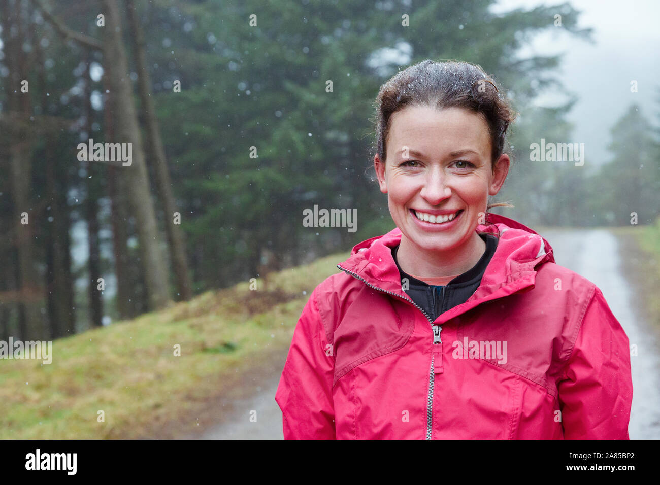 Retrato mujer alegre y caminatas en senderos en bosques lluviosos Fotografía  de stock - Alamy