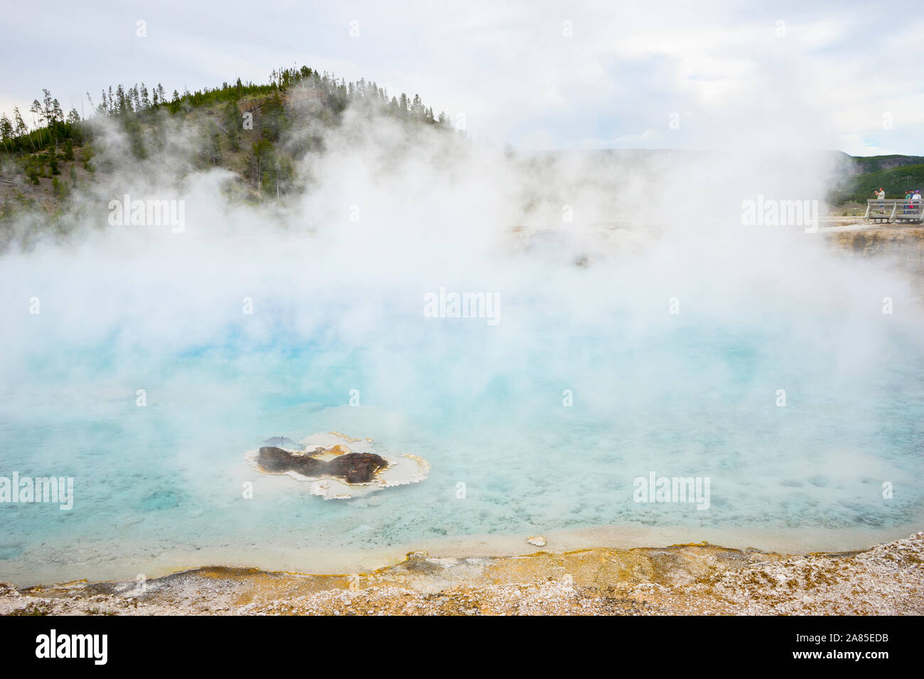 Excelsior Geyser con una gran nube de vapor caliente, Cuenca del Géiser de Midway Foto de stock