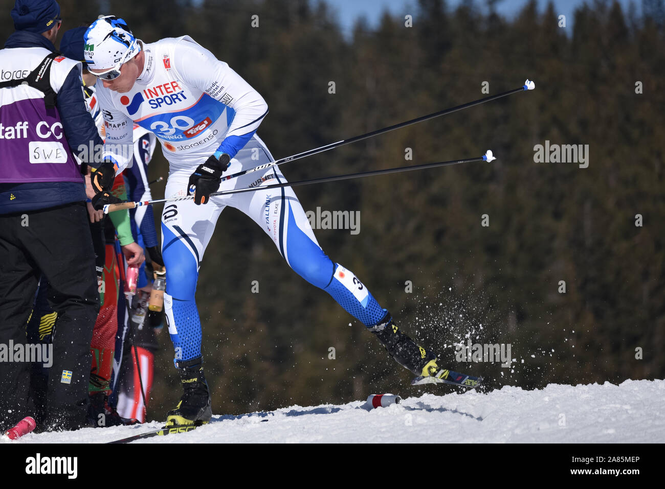 Karel Tammjarv de Estonia en el skiathlon en el 2019 Campeonato Mundial de Esquí Nórdico FIS en Seefeld, Austria. Posteriormente fue acusado de dopaje. Foto de stock