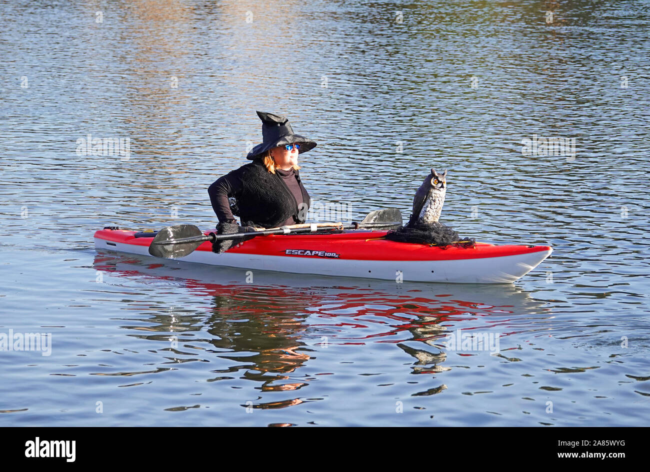 Una bruja en un kayak en el río de Deschutes en Bend, Oregon en Halloween. Foto de stock
