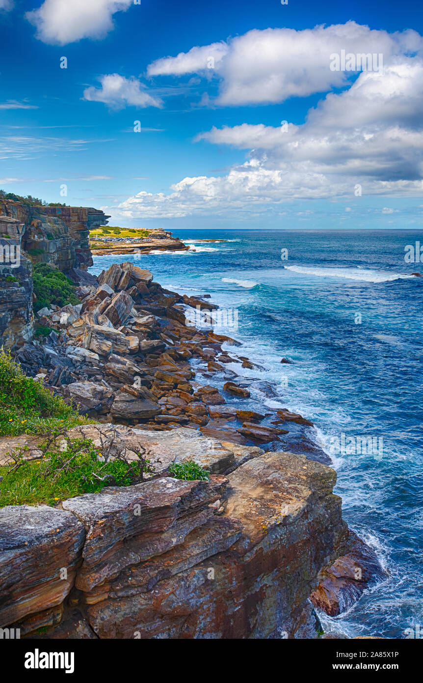 Coogee a Bondi coastwalk. Vistas a la bahía Gordons en New South Wales, Sydney, Australia. Famoso paseo de la playa en la costa del Mar de Tasmania Foto de stock