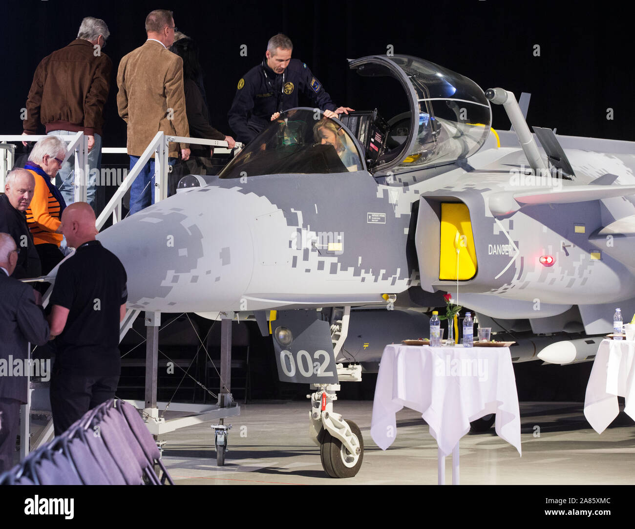 Los Visitantes De Saab En Linkoping Que Estan Autorizados Para Probar Un Modelo Del Nuevo Gripen Jas 39 E La Produccion De Aviones De Combate De La Proxima Sueco Gripen La Primera