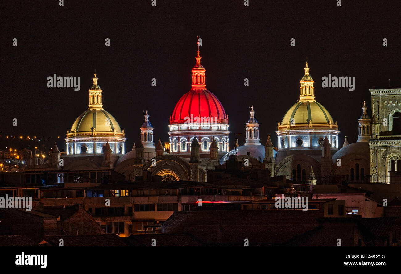 Las cúpulas de la Catedral Nueva de Cuenca, Ecuador están iluminadas en la  ciudad los colores de la bandera para la celebración del Día de la  independencia, que se muestra en la
