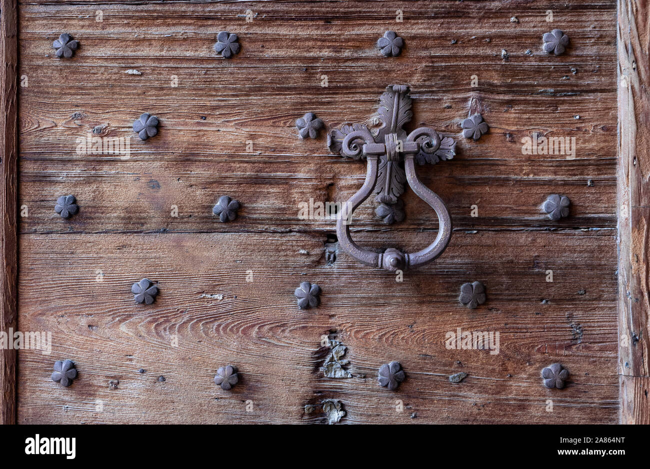Casement sobre la antigua puerta de madera con clavos en forma de flor  Fotografía de stock - Alamy