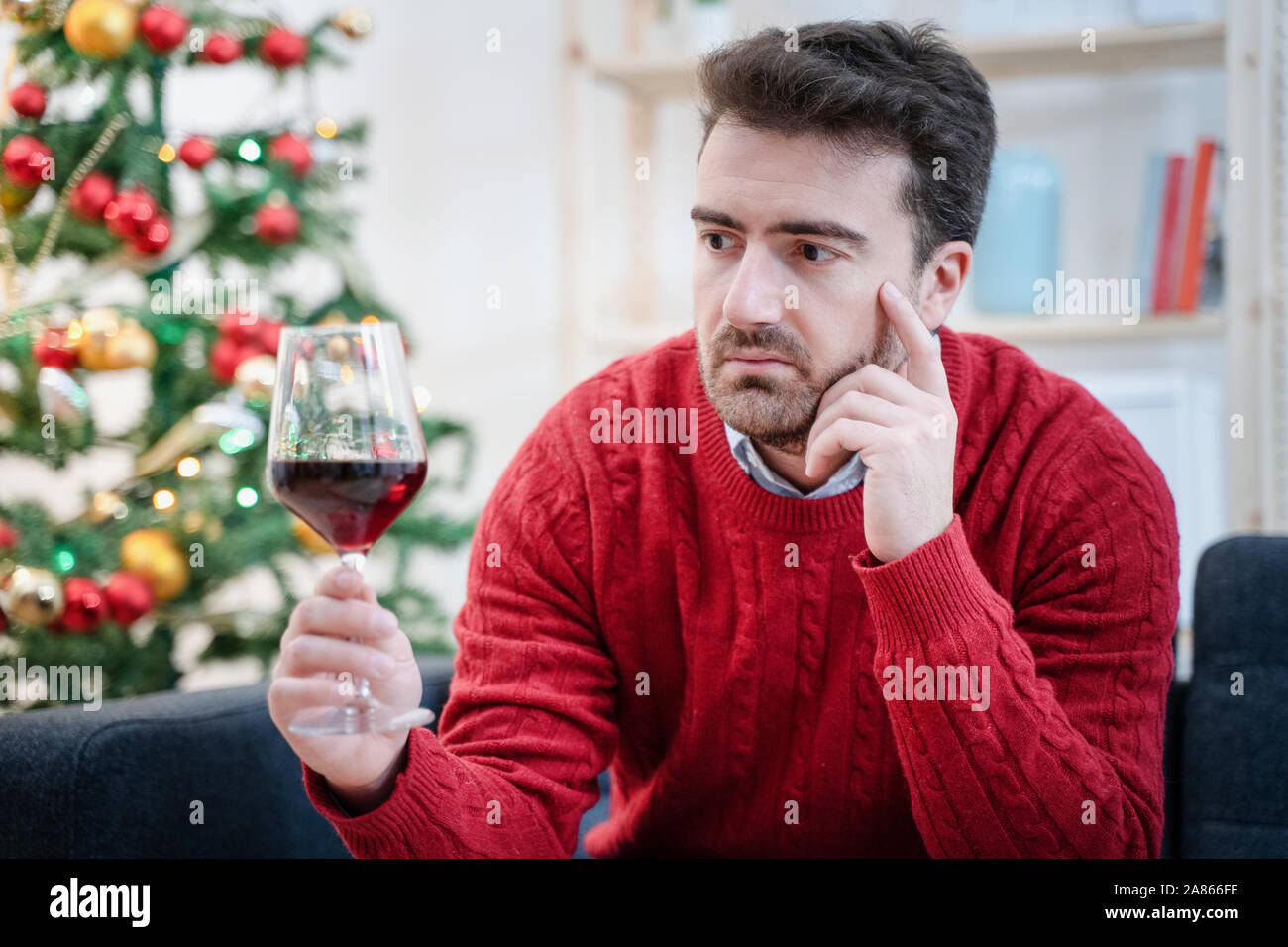 Triste soledad en beber alcohol solos durante la navidad Fotografía de stock - Alamy Triste soledad en beber alcohol solos durante la navidad Fotografía de stock - Alamy